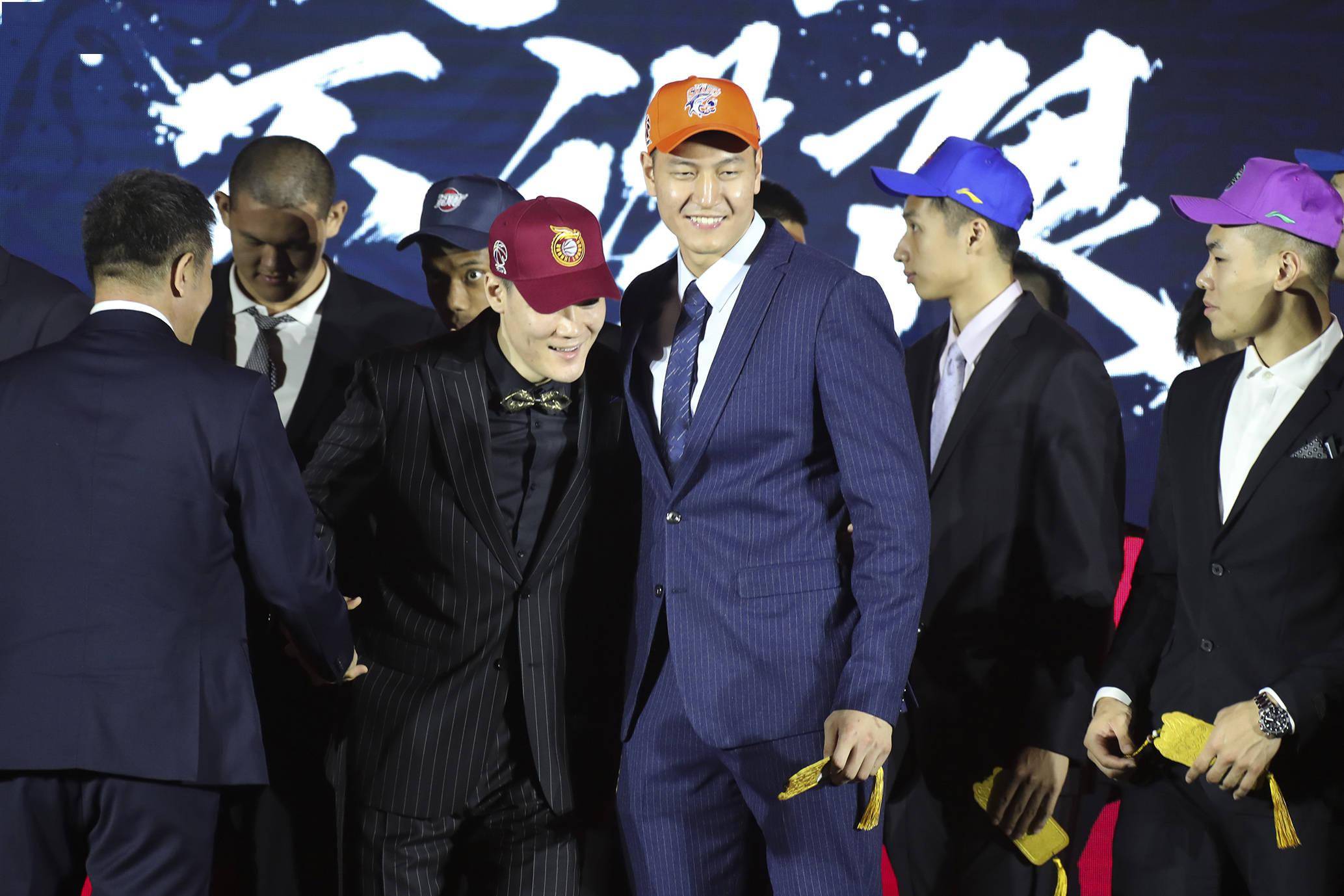 赛地聚焦——足总杯集结日热度飙升;埃因霍温豪取连胜;引发热议;细节决定成败(赛地兑换美元) 赛地聚焦——足总杯集结日热度飙升;埃因霍温豪取连胜;引发热议;细节决定成败(赛地兑换美元)